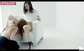 Deux lesbiennes excitées se taquinent et s'assoient sur le canapé à l'aide d'un vibromasseur pour avoir un orgasme frottant le clitoris tout en se faisant lécher la chatte. Sexe lesbien avec Jia Lissa