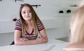 Sexy teenagerka se sladkou kočičkou a roztomilou tváří převezme sexuální povinnosti své matky, protože dává svému nevlastnímu otci úžasnou kouření a jezdí na jeho ptákovi.