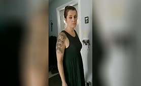 浮気妻は彼女のクリームパイパンティーを彼女の寝取られた夫に見せて、それから彼をファックします