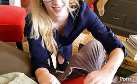 Morgpie est la thérapeute excitée dans cette vidéo et doit appliquer son nouveau traitement à cette patiente, elle suce et baise comme la sale petite salope qu'elle est