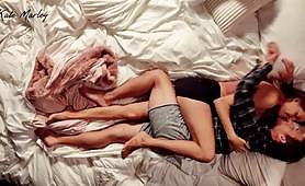 Faire l'amour pour soulager le stress est la devise de ce couple! Massage lent de la chatte rose, sexe oral romantique profond et baise légère sans préservatif