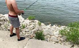 Perrito junto al río con una nena cachonda y una gran polla dura