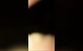角質ブルネットは隣人に激しくセックスされます