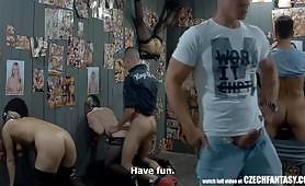 Neznámá kurva je něco, co bychom všichni rádi měli! Vstupte do tohoto veřejného orgie baru Gloryhole, vyberte si svou oblíbenou kočičku a šukejte do toho!