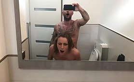 Belle-fille est baisée durement dans la salle de bain par son beau-père, son beau-père se faufile sur elle et la baise fort jusqu'à ce qu'elle gicle partout
