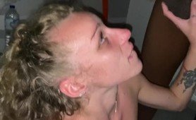 Baise intense à quatre entre Angel Emily et trois étalons noirs qu'elle a rencontrés en ligne; elle suce et baise ces trois hommes noirs jusqu'à ce qu'elle soit épuisée