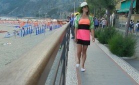 Táto brunetka talianska kurva miluje prechádzky bez nohavíc alebo podprseniek