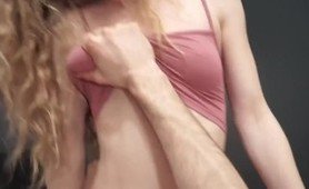 Sabrina Spice se fait défoncer le cul et la chatte après avoir sucé la bite de ce mec. Elle suce sa bite jusqu'à ce qu'il éjacule sur son visage.