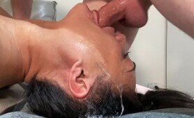 Shantel Dee memberikan blowjob jarak dekat ke ayam tebal