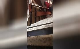 建物の階段のメキシコのカップル