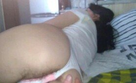 এই লোকটি তার গার্লফ্রেন্ডের লোমশ ভগ ob