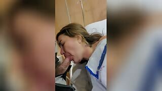 Este hombre visitó a su esposa rubia que acababa de dar a luz en el hospital y la convenció de que le hiciera una mamada hasta que se corriera.