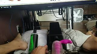 😍 Bir horoz, ev yapımı bir POV'da bir seks makinesi tarafından sağılır