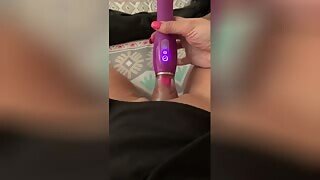 Amatorska nastolatka używa zabawki erotycznej do masturbacji w domu