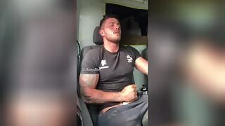 😛バフビルダーは彼のトラックで自慰行為をします