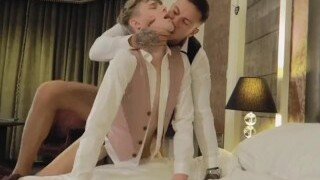 Amatérský blonďatý teenager je sexy gay nevlastní syn, kterého jeho nadržený nevlastní táta a jeho nově získaná cena zdvojnásobí.