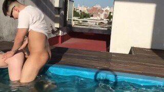 Ana Lana Rhodes je amatérská brunetka s mladistvým děvkou se sexy a zakřiveným tělem, která je v prdeli v pejskovém bazénu pro creampie.