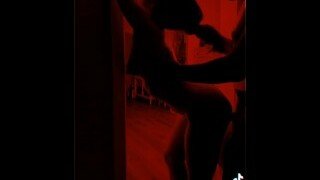Milovník výzev TikTok dělá podomácku vyrobenou amatérskou Silhouette Challenge a skončí tak, že ho přítel hrubě ošuká o zeď.