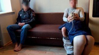 Gadis pirang seksi ini mencium suaminya setelah mengisap kontol kekasihnya