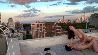 Táto horúca brunetka šuká so svojím nadržaným priateľom na streche