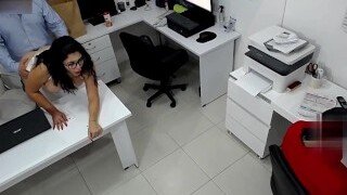 ラテン系美女がオフィスで上司に激しく犯される