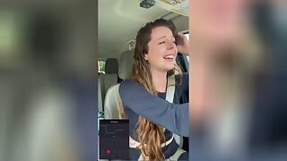 Denne hotte jenta knuller fitten hennes med en frodig frodig i en bil