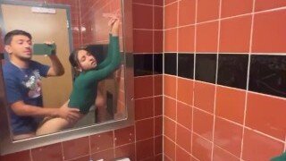 La mia sexy sorellastra ha perso una scommessa con me, quindi ho deciso di piegarla nel bagno pubblico e scoparle la figa. La mia splendida sorellastra non ha altra scelta che scoparmi nel bagno.