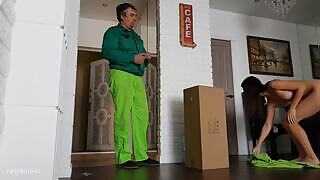 Ez a dögös barna csaj nem csak kinyitotta az ajtót a törülközőjével, hanem le is ejtette a törölközőjét. Ez a csúnya barna szereti leejteni a törölközőjét a kézbesítő előtt.