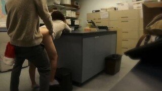Questa segretaria ha attirato il suo capo nel ripostiglio e gli ha fatto scopare la sua dolce figa da dietro durante la festa di Natale. Una segretaria scopa il suo capo dopo aver guardato video porno di Natale.