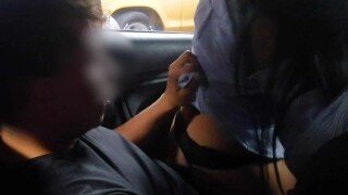スペイン人の女の子が私の車の中で私のチンポに乗る