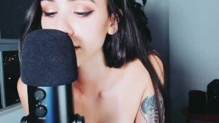 Tämä upea brunette tuottaa kuumimman ASMR:n